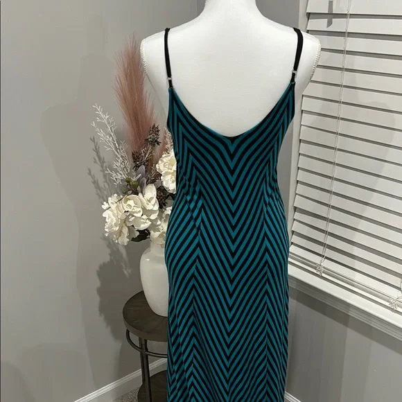 Chevron Teal and Black Slimming Dress - Picture 4 of 7